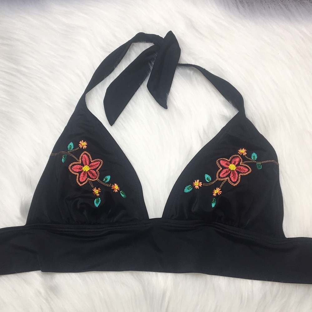 ⭐️ 4/25 Black Top w/Embroidery & bead detailing